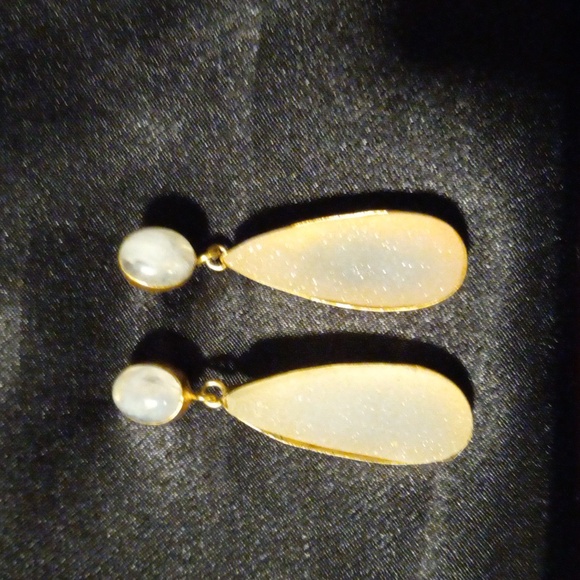 Natural white agate Druzy. Sparkly diamond like effect. Round polished Druzy pos